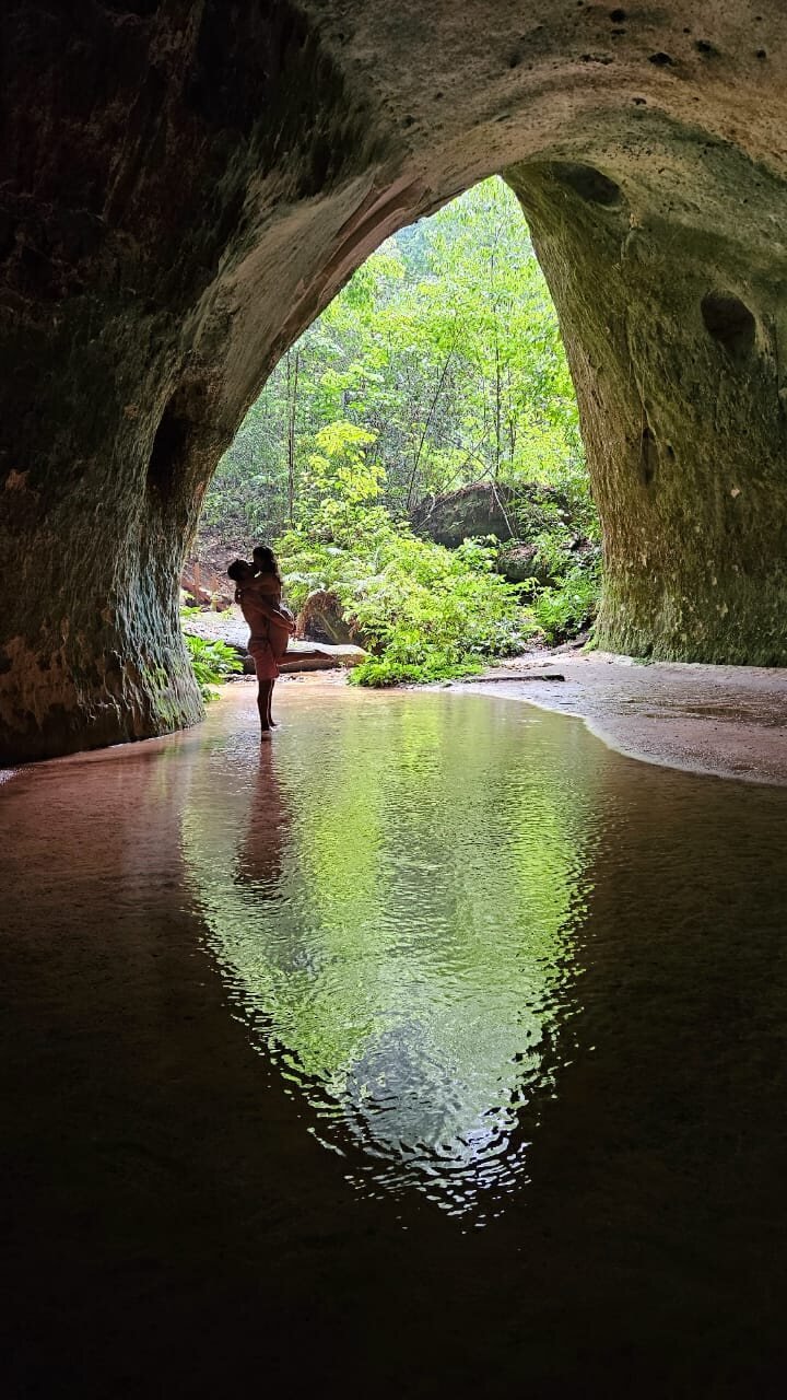 Visitante contemplando uma caverna alagada na Amaz&ocirc;nia
