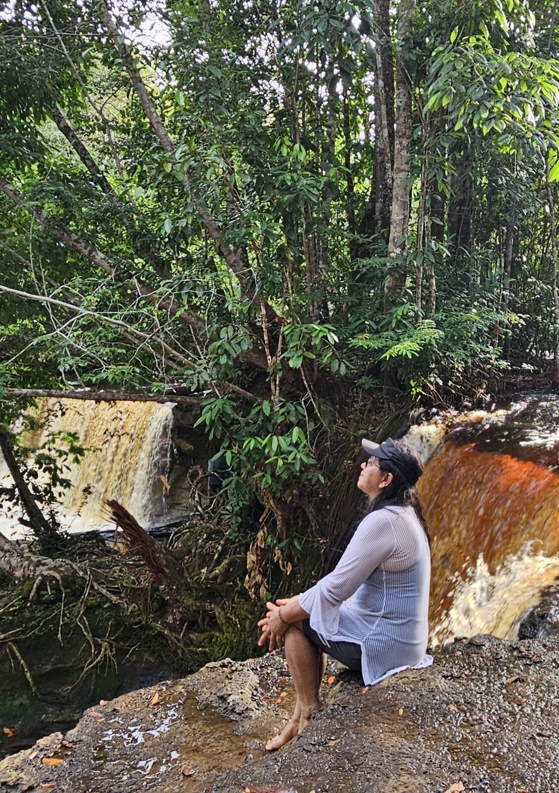 Queda d'&aacute;gua em meio &agrave; floresta de Presidente Figueiredo