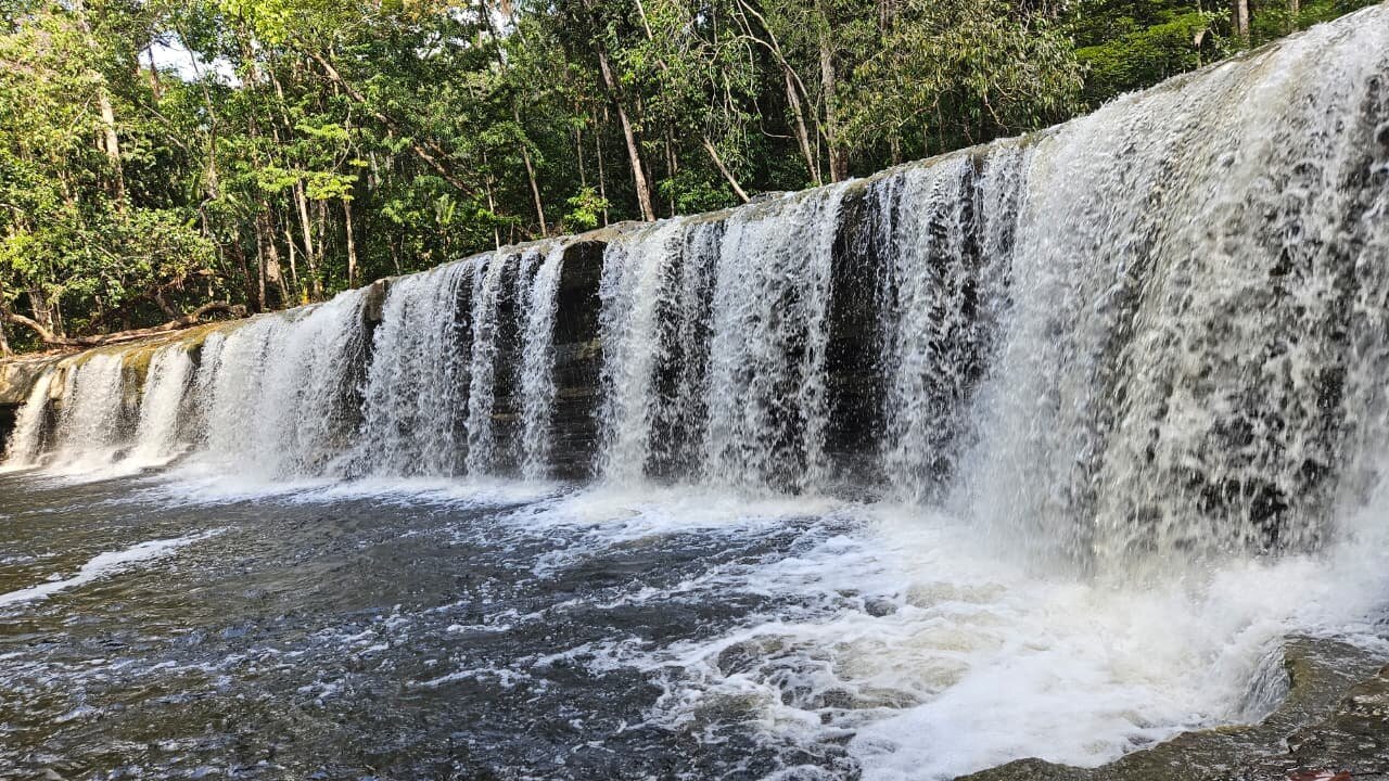 Cachoeira em meio &agrave; floresta de Presidente Figueiredo