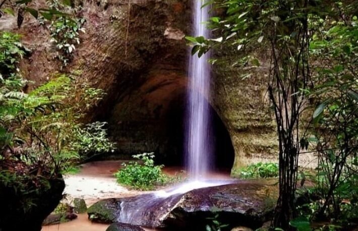 Cachoeira entre pared&otilde;es no roteiro O &Eacute;den Amaz&ocirc;nico